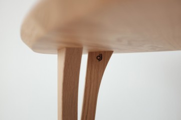 Odkldac stolek TRIANGLE detail loga