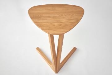 Odkládací stolek TRIANGLE z dubového masivu