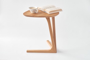 Odkládací stolek TRIANGLE z dubového masivu    